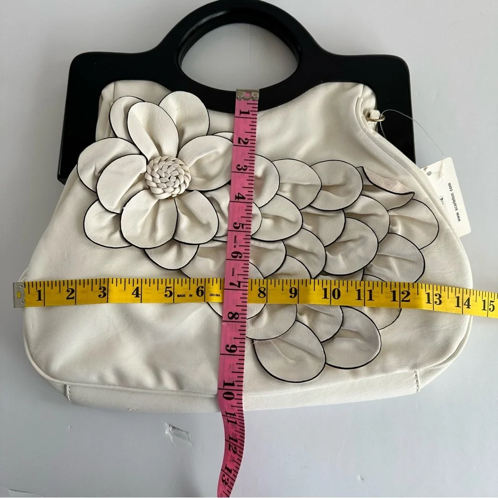 Scarleton White Faux Leather Bag Black Wooden Handle Floral Embellishment Retro‎